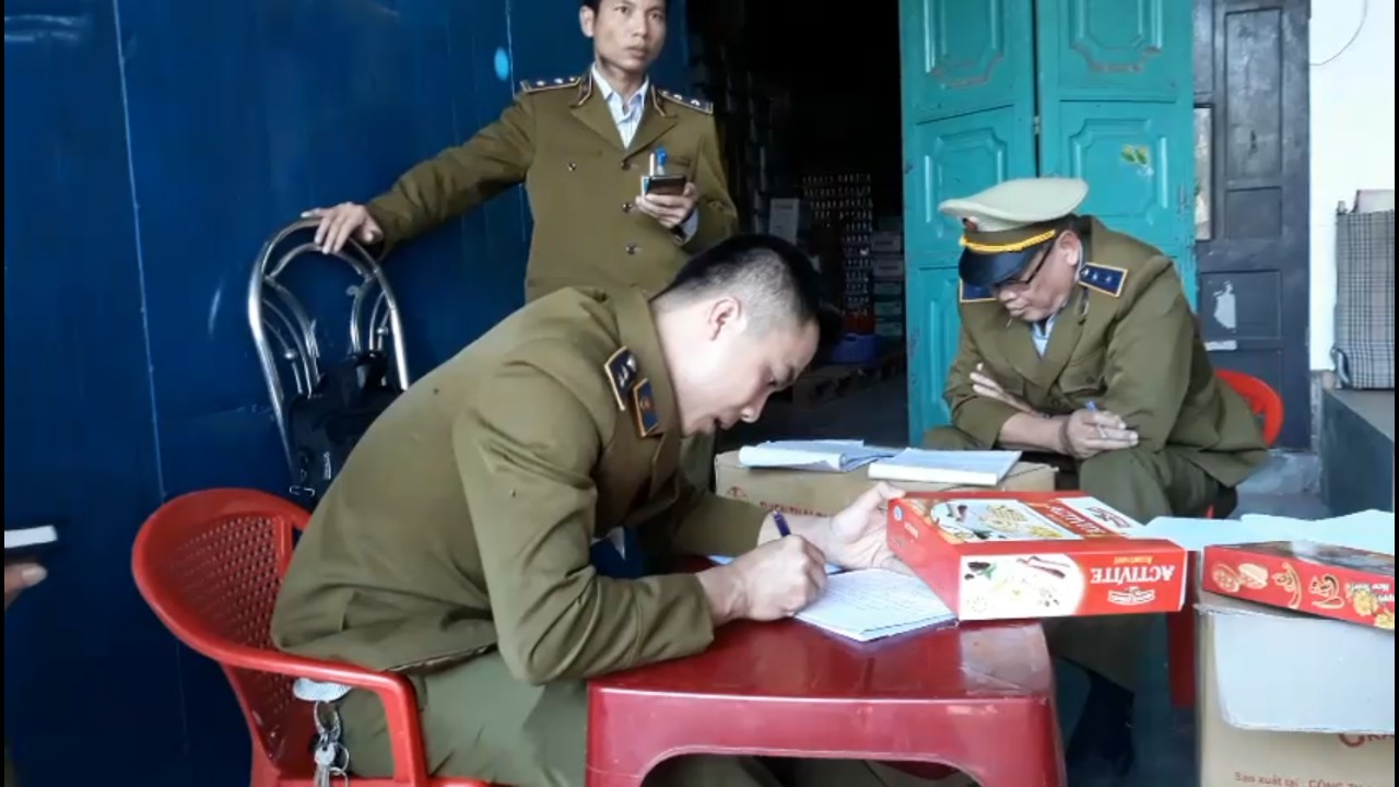 Cảnh báo: Bánh kẹo được đóng gói 'cõng' thêm bìa cát-tông nhằm gian lận khối lượng