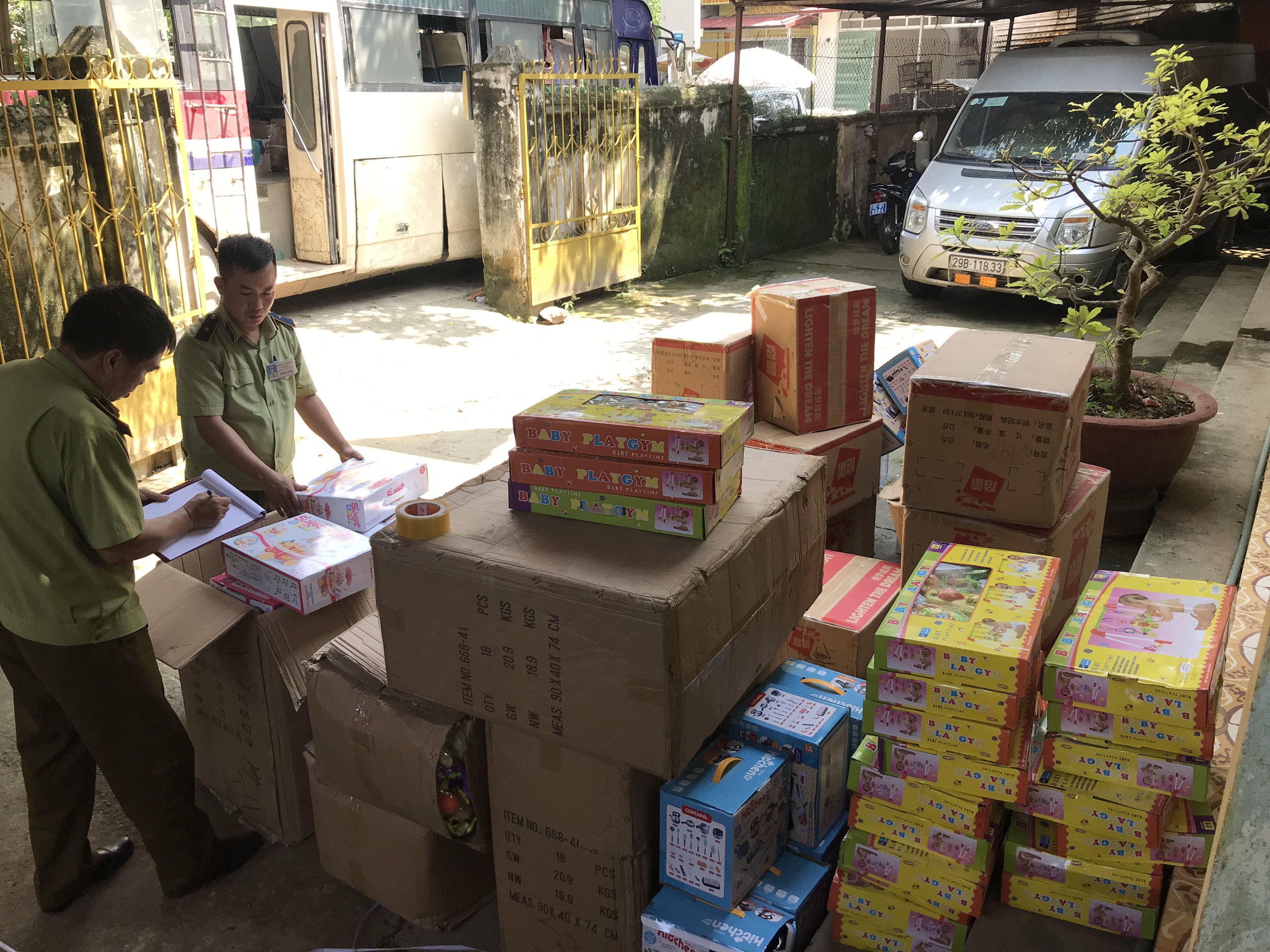 Bắt giữ 10.000 sản phẩm đồ chơi trẻ em nhập lậu, không có tem hợp quy